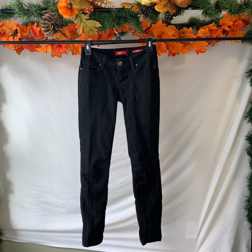 Guess medium rise curvy skinny jeans, size 25